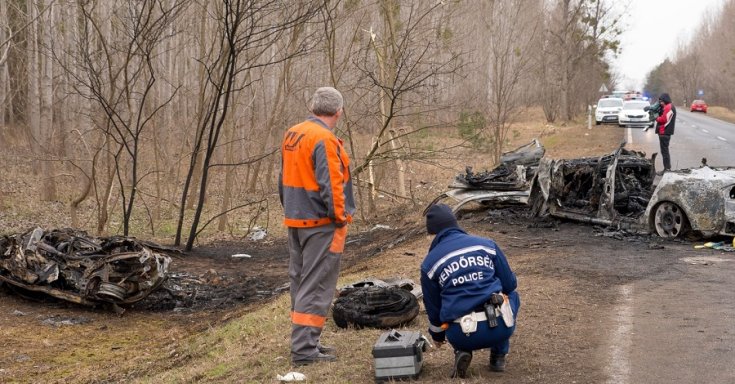 Roncsok egy közúti baleset helyszínén