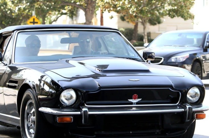 Halle Berry az Aston Martin V8 Vantage autójában féloldalról
