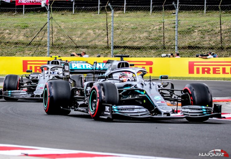 Lewis Hamilton és Valtteri Bottas autója a versenypályán