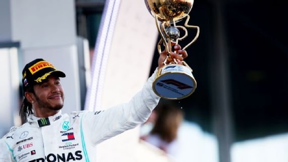 Hamilton a trófeával a kezében Szocsiban