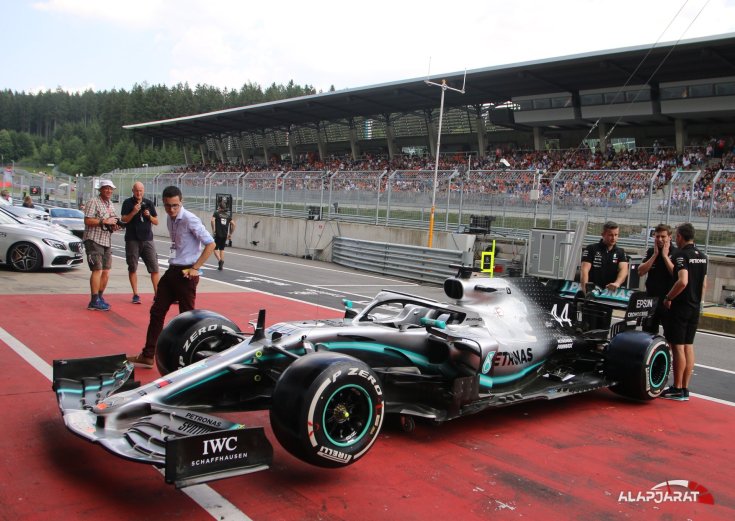 Hamilton autója a boxban