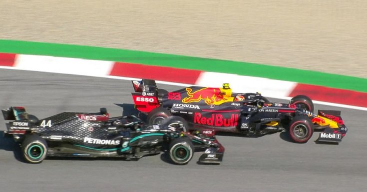 Hamilton csúszik bele Albon autójába