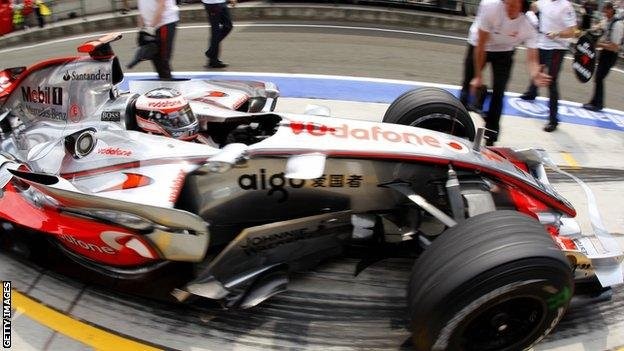 Alonso a boxban tartotta fel Hamiltont
