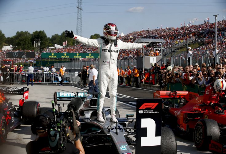 Hamilton ünnepli győzelmét autóján állva