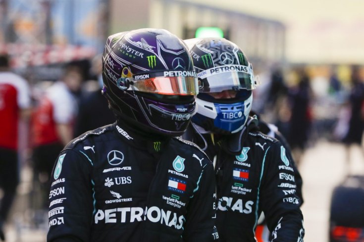 Hamilton és Bottas sisakban