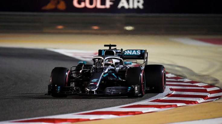 Hamilton a Bahreini éjszakában