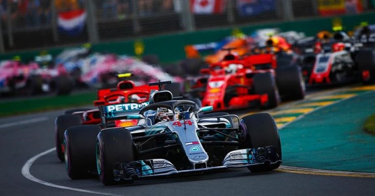 A Mercedes mögötte a két Ferrarival egy kanyarban