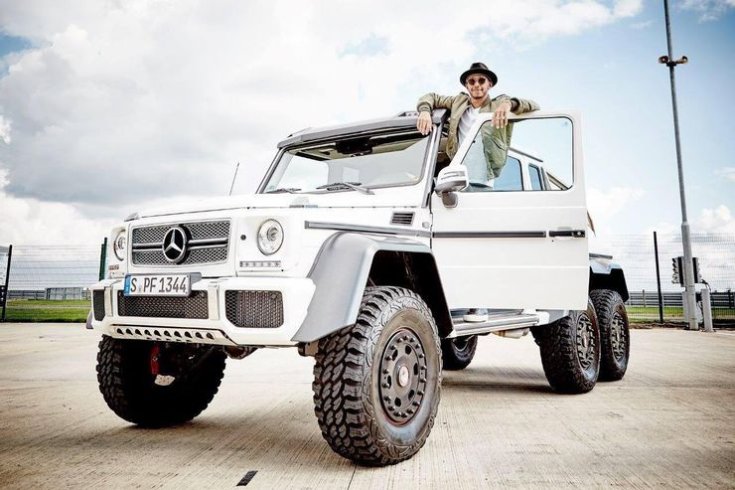 Mercedes AMG G63 6X6 és Lewis Hamilton egy parkolóban