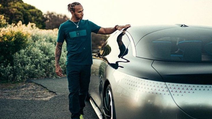 Lewis Hamilton és a Mercedes-Benz EQS