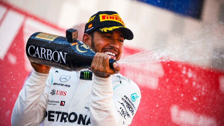 Lewis Hamilton a Spanyol Nagydíj dobogóján