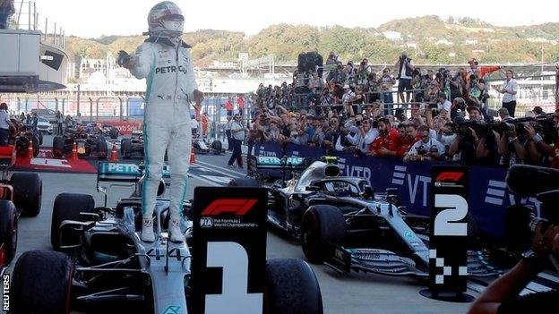 Hamilton Szocsiban ünnepel autóján állva
