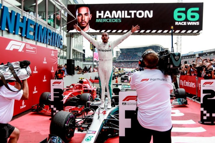 Hamilton ünnepel autójára állva