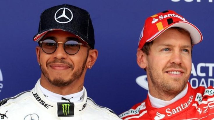 Lewis Hamilton és Sebastian Vettel mosolyog