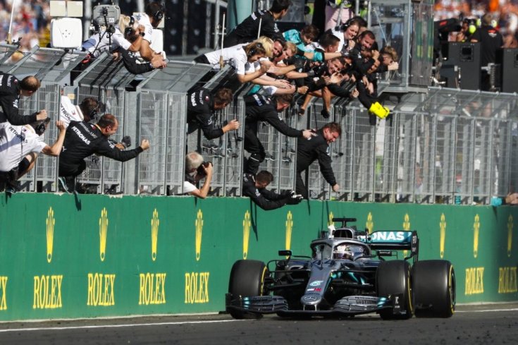 Hamilton futamgyőzelmét ünneplik a szerelők
