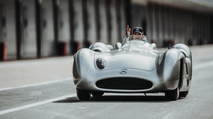 Hamilton egy W196-os volánja mögött