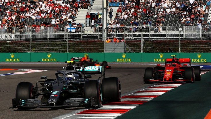 Hamilton Leclerc és Verstappen előtt