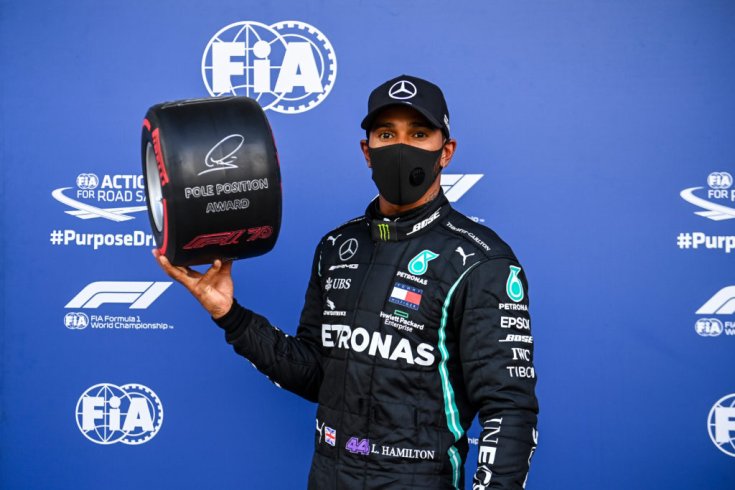 Lewis Hamilton a Pirelli Pole Pozíciós díjával az Orosz Nagydíjon