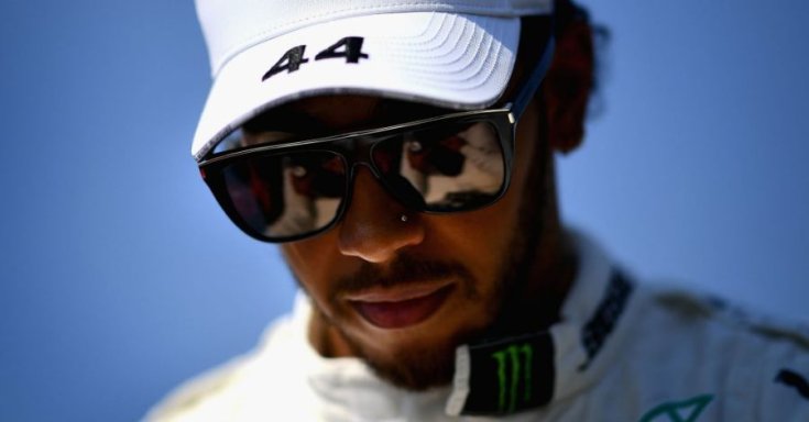 Hamilton napszemüvegben