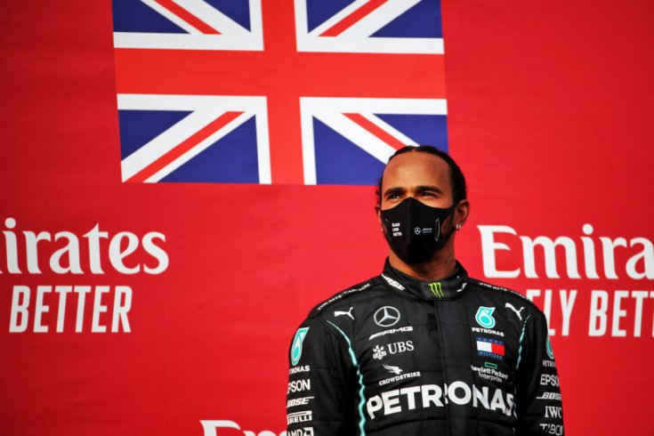 Lewis Hamilton a dobogó tetején Imolában