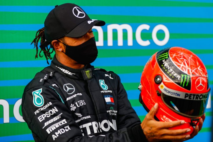 91. futamgyőzelme alkalmából Hamilton megkapta Michael Schumacher sisakját