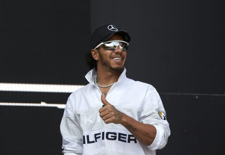 Hamilton hüvelykujjával felfelé fejezi ki elégedettségét