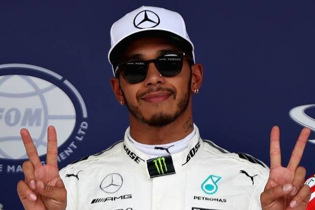 Lewis Hamilton pózol a kamerának
