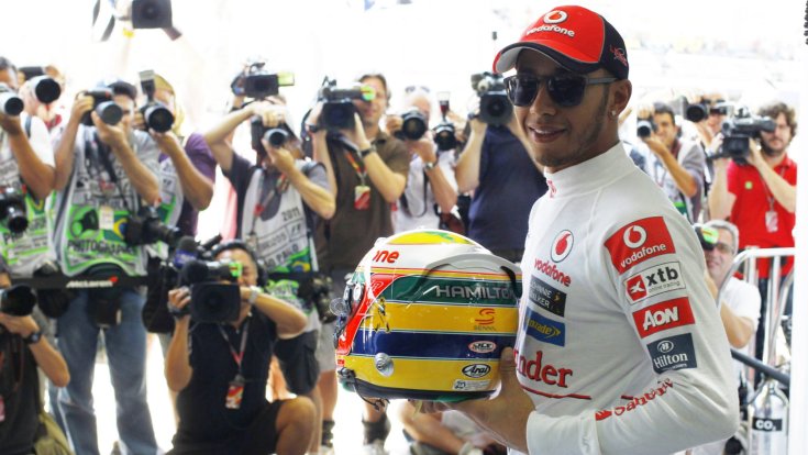 Lewis Hamilton Ayrton Senna előtt tisztelgett sisakjával