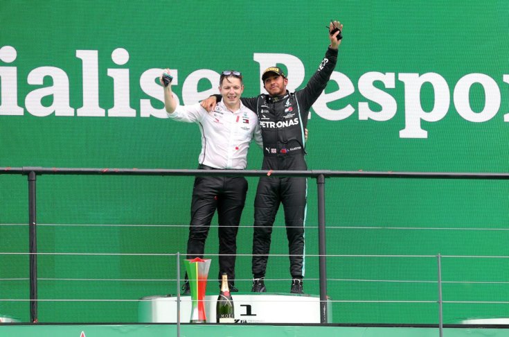 Lewis Hamilton történelmi győzelmét ünnepli Portugáliában