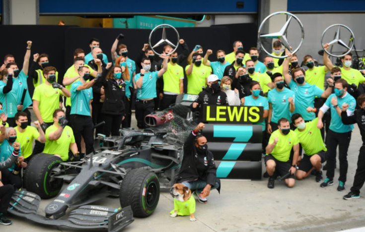Lewis Hamilton a hétszeres világbajnok, a Mercedes csapatával és kutyájával ünnepelte a történelmi sikert