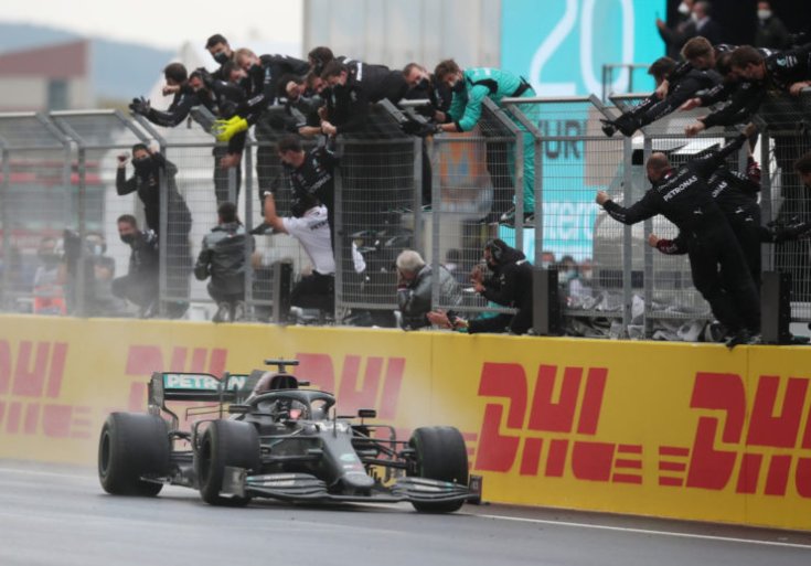 Történelmi pillanat, Lewis Hamilton hétszeres világbajnok lett a Török Nagydíj megnyerésével