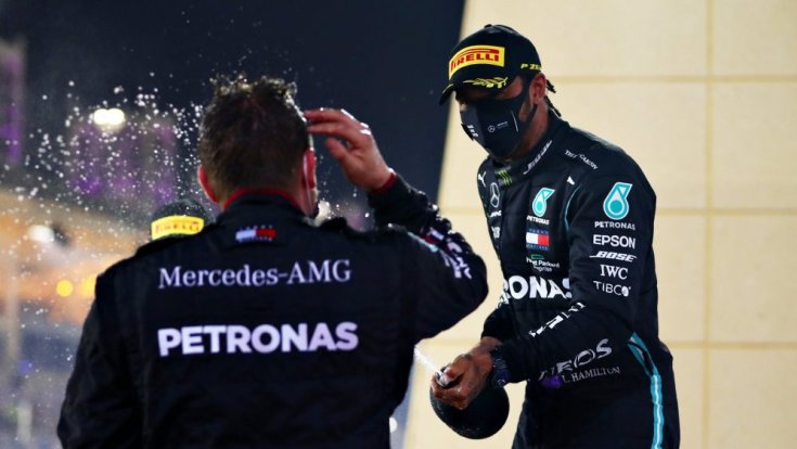 Lewis Hamilton dobogós ünneplése a Bahreini Nagydíjon