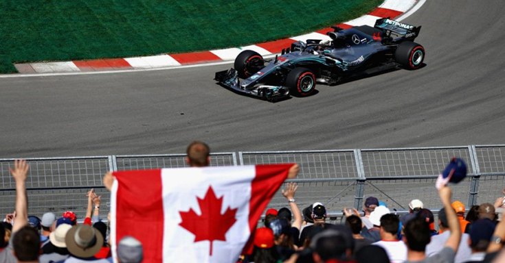 Lewis Hamilton autója a Gilles-Villeneuve versenypálya egyik kanyarjában