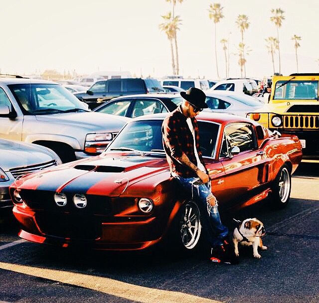 Lewis Hamilton és egy ’67-es Ford Mustang Shelby GT500 mellett egy parkolóban