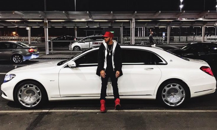 Lewis Hamilton egy Mercedes Maybach S600 mellett az úton, oldalról