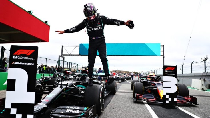 92. győzelmét ünneplő Lewis Hamilton a Mercedesén, az első helyen