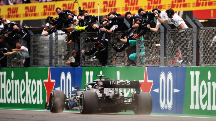 Hamilton befutója és a Mercedes istálló közös ünneplése a Portugál Nagydíjon