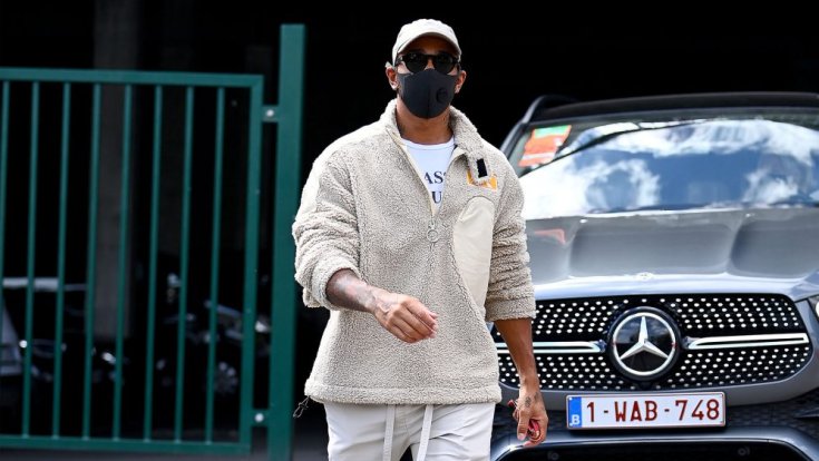 Hamilton egy Mercedes előtt maszkban