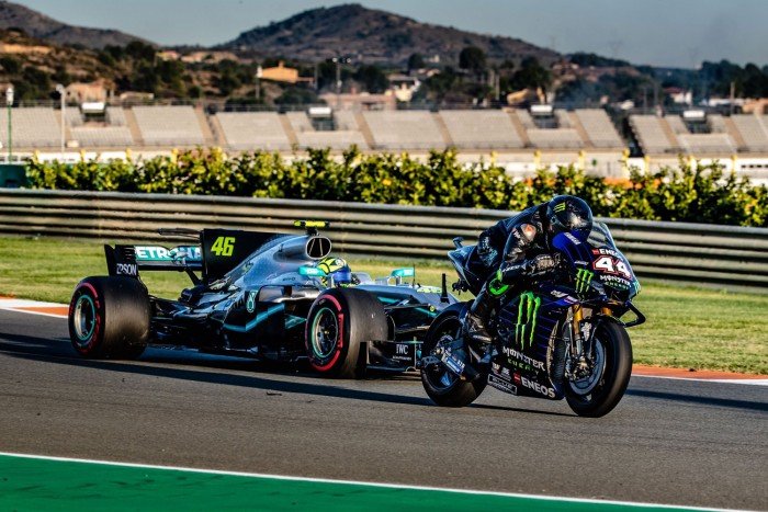 Lewis Hamilton és Valentino Rossi egy pályán a két kategória versenygépeivel
