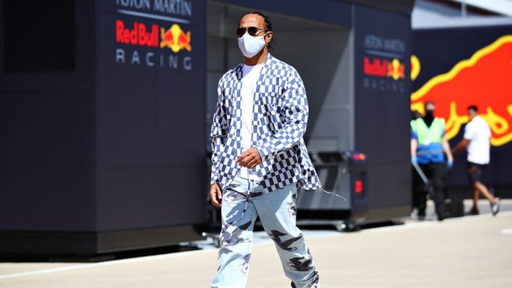Lewis Hamilton a paddockban a Red Bull motor home-ja előtt