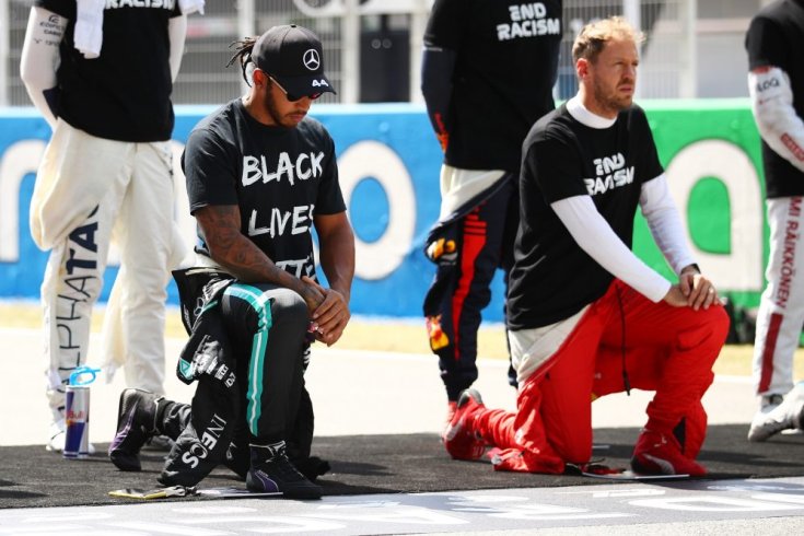 Lewis Hamilton és Sebastian Vettel egymás mellett térdel a 2020-as szezon egyik futama előtt