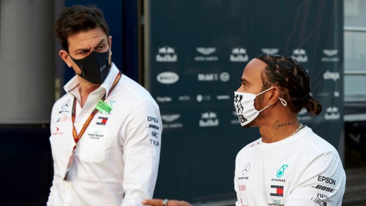 Toto Wolff és Hamilton egymás mellett a Forma-1-es paddockban