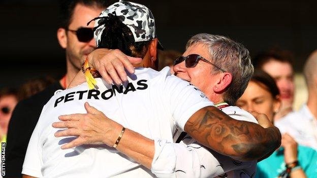 Lewis Hamilton édesanyja, Carmen Larbalestier öleli meg fiát