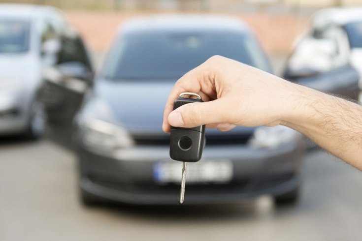 slusszkulcs és Opel a háttérben