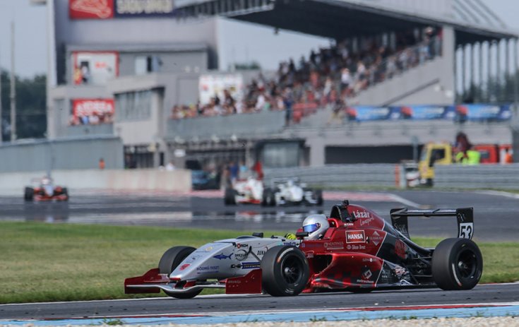 Hefler Róbert a Slovakiaring egyes kanyarjában