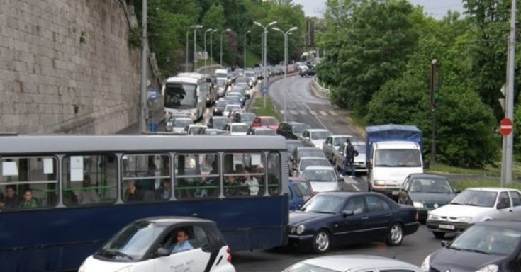 Dugó a Hegyalja úton az Erzsébet híd felé vezető oldalon