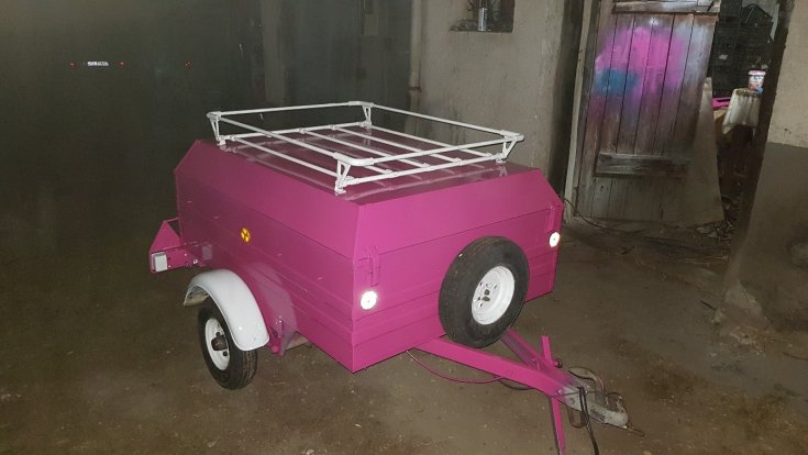 Lefestett és felújított Trabant utánfutó