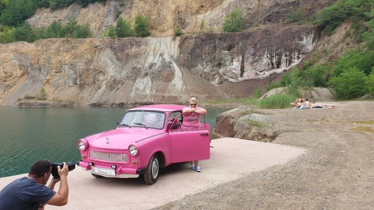 A Hello Kitty Trabant és tulajdonosa