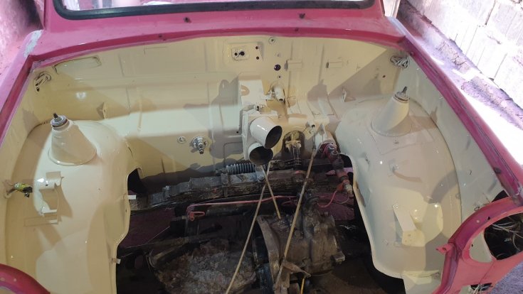 Lefestett Trabant motortér