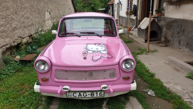 Hello Kitty festés a motorháztetőn