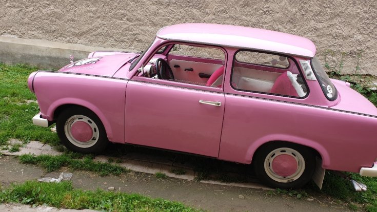 A Hello Kitty Trabant oldalról